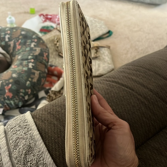 MK Zippy Cloth Large Wallet - Picture 9 of 12